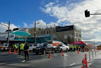 Lực lượng cứu hỏa dập lửa tại hiện trường vụ hỏa hoạn khu ký túc xá nhiều tầng ở thủ đô Wellington của New Zealand, ngày 16/5/2023. (Ảnh: REUTERS)