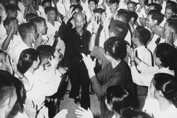 Chủ tịch Hồ Chí Minh thăm Hội nghị cán bộ Công đoàn cơ sở toàn miền bắc (13/8/1962). (Nguồn: hochiminh.vn)