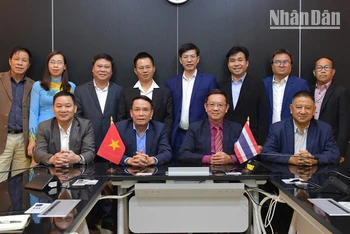 Đoàn công tác Hội Nhà báo Việt Nam chụp ảnh lưu niệm cùng đoàn Hội Nhà báo Thái Lan. (Ảnh: ĐINH TRƯỜNG)