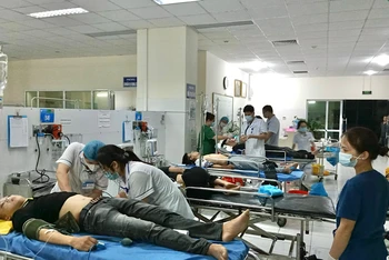 Cấp cứu các nạn nhân tại Bệnh viện đa khoa tỉnh Bắc Kạn. (Ảnh: LÝ DŨNG)