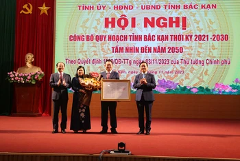 Phó Thủ tướng Chính phủ Trần Hồng Hà trao quyết định phê duyệt Quy hoạch tỉnh cho lãnh đạo tỉnh Bắc Kạn. (Ảnh: CÔNG LUẬN)