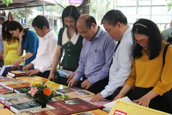 Các đại biểu tìm hiểu về xuất bản phẩm của Nhà xuất bản Thanh Hóa.