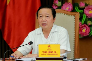 Phó Thủ tướng Trần Hồng Hà phát biểu ý kiến tại cuộc làm việc với Bộ Y tế, một số bộ, ngành, địa phương về mua sắm vaccine trong Chương trình tiêm chủng mở rộng. (Ảnh: VGP). 