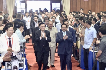 Thủ tướng Phạm Minh Chính và các đại biểu dự Hội nghị Công bố quy hoạch và xúc tiến đầu tư tỉnh Long An. (Ảnh: Thanh Giang)