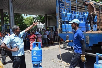 Người dân Sri Lanka chờ mua nhiên liệu. (Ảnh: VISION TIMES)