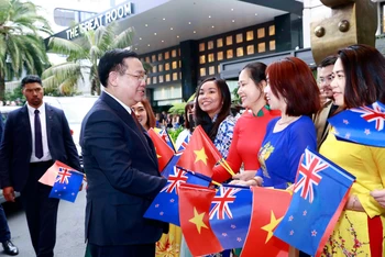 Chủ tịch Quốc hội Vương Đình Huệ với đại diện cộng đồng người Việt Nam ở New Zealand tại lễ đón. (Ảnh TTXVN)