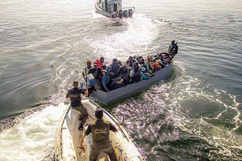 Nhiều người di cư bất hợp pháp từ bờ biển Tunisia sang châu Âu. (Ảnh TUNISIA’S DEAL)