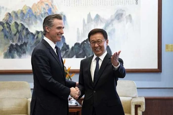 Phó Chủ tịch Trung Quốc Hàn Chính và Thống đốc California trong một cuộc gặp tại Bắc Kinh.