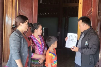 Tuyên truyền phòng, chống bệnh thủy đậu cho người dân ở xã Cư Króa, huyện M'Đrắk. (Ảnh QUANG NHẬT)