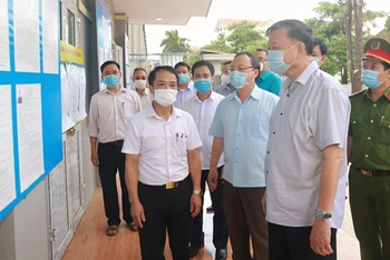 Bộ trưởng Tô Lâm cùng các đại biểu kiểm tra công tác bầu cử tại Nhà văn hóa thôn Lực Điền, xã Minh Châu, huyện Yên Mỹ, tỉnh Hưng Yên, ngày 10/5/2021.