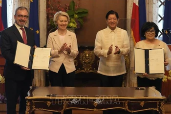 Tổng thống Philippines Ferdinand Romualdez Marcos Jr. (thứ 2, phải) gặp Chủ tịch Ủy ban châu Âu (EC) Ursula von der Leyen (thứ 2, trái). (Ảnh: TTXVN)
