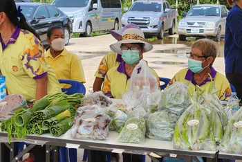 Những người nông dân ở Baan Nong Krating đang bán các sản phẩm nông nghiệp của mình.