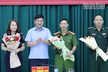 Chủ tịch Ủy ban nhân dân tỉnh Điện Biên Lê Thành Đô trao thưởng thành viên Ban Chuyên án.