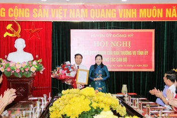 Bí thư Tỉnh ủy Thái Nguyên Nguyễn Thanh Hải tặng hoa, giao nhiệm vụ cho Bí thư Huyện ủy Đồng Hỷ Nguyễn Văn Ngọc.