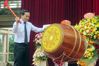 Phó Thủ tướng Trần Lưu Quang đánh trống khai giảng năm học mới của Trường phổ thông vùng cao Việt Bắc.