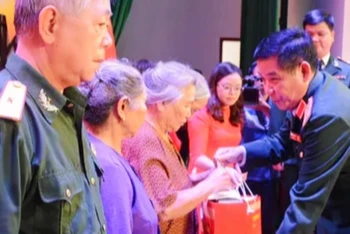 Trung tướng Nguyễn Văn Gấu, Ủy viên Trung ương Đảng, Phó Chủ nhiệm Tổng cục Chính trị Quân đội nhân dân Việt Nam tặng quà cho gia đình chính sách huyện Định Hóa.