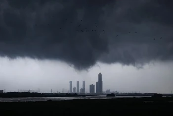 Những đám mây gió mùa trên dòng sông Yamuna ở New Delhi, Ấn Độ, ngày 15/7/2023. Ảnh: Reuters