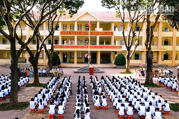 Sinh hoạt đầu tuần tại Trường trung học phổ thông chuyên Nguyễn Tất Thành. 