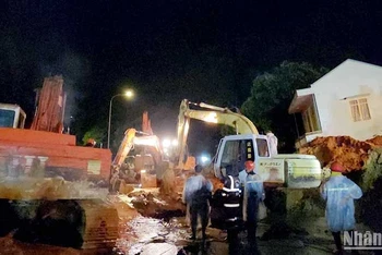 Các lực lượng triển khai công tác tìm kiếm nạn nhân trong đêm 30/7.