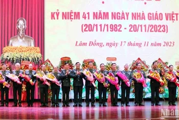 Ban Giám đốc Học viện Lục quân tặng hoa các đồng chí nguyên lãnh đạo học viện.