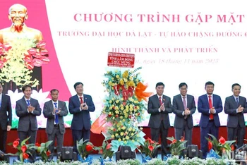 Lãnh đạo tỉnh Lâm Đồng chúc mừng Trường Đại học Đà Lạt nhân kỷ niệm 65 năm hình thành và phát triển.