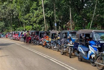 Các phương tiện xếp hàng chờ bơm xăng tại Pugoda, Sri Lanka. (Ảnh: AFP)