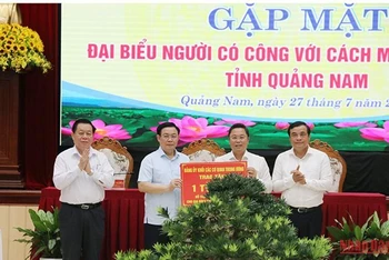 Chủ tịch Quốc hội Vương Đình Huệ trao kinh phí hỗ trợ xây dựng nhà ở cho gia đình chính sách và hộ nghèo trên địa bàn tỉnh Quảng Nam.