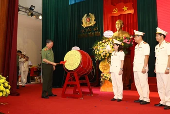 Đại tướng Tô Lâm đánh trống khai trường và tặng hoa chúc mừng Trường Văn hóa nhân dịp khai giảng năm học mới.