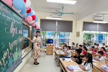 Học sinh lớp 1 Trường Tiểu học và Trung học cơ sở Hoàng Hoa Thám, thành phố Bắc Ninh, tỉnh Bắc Ninh trong giờ học. 