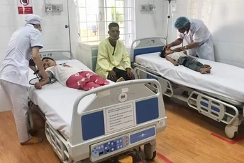 2 cháu Đinh Thưn và Đinh Ngục đang được theo dõi và điều trị tại Khoa Hồi sức Cấp cứu, Trung tâm Y tế huyện Chư Sê. (Ảnh: Như Nguyện)