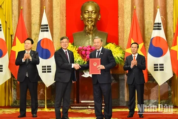 Chủ tịch nước Võ Văn Thưởng và Tổng thống Đại Hàn Dân Quốc Yoon Suk Yeo chứng kiến lễ trao đổi văn kiện giữa Bộ trưởng Công an Tô Lâm và Tư lệnh Cơ quan Cảnh sát Biển Hàn Quốc Kim Jong-Wook về hợp tác giữa Bộ Công an nước Cộng hòa xã hội chủ nghĩa Việt Nam và Cơ quan Cảnh sát Biển Đại Hàn Dân Quốc.