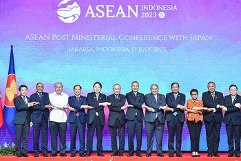 Các Bộ trưởng Ngoại giao ASEAN và Bộ trưởng Ngoại giao Nhật Bản. (Ảnh: Bộ Ngoại giao)