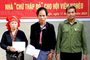 Trao tặng nhà “Chữ thập đỏ” cho gia đình ông Triệu Vần Vảng, dân tộc Dao, ở xã Phú nhuận, huyện Bảo Thắng, tỉnh Lào Cai. (Ảnh: DUY PHONG)