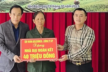 Trao hỗ trợ cho bà Phạm Thị Thìn, cựu thanh niên xung phong có hoàn cảnh khó khăn.