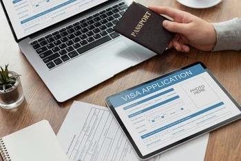 Việc chuyển đổi sang số hóa quy trình cấp visa cũng sẽ giúp những người đăng ký không phải hẹn trước tại các lãnh sự quán. (Ảnh: Freepik)