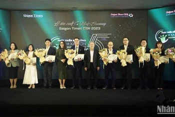 Tôn vinh và nhận giấy chứng nhận cho các doanh nghiệp tham gia CSR. (Ảnh: L.Vũ)
