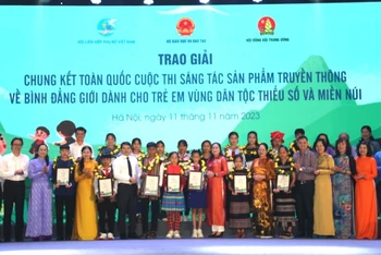 Trao giải tặng các tập thể, cá nhân có tác phẩm tiêu biểu, xuất sắc vào vòng chung kết cuộc thi. 
