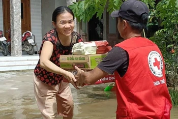 Tiếp tế hàng cứu trợ cho người dân bị ảnh hưởng do mưa lũ.