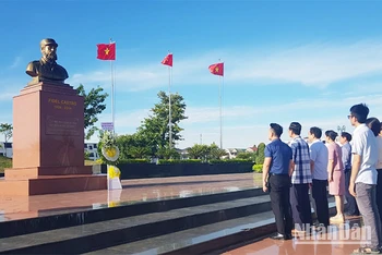 Trước tượng đài Fidel Castro, các đại biểu đã dâng hoa và dành phút mặc niệm tưởng nhớ các chiến sĩ cách mạng hy sinh trong cuộc tấn công pháo đài Moncada - Cuba.