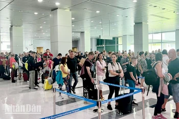 Chuyến bay A350-900 đưa 430 du khách Cộng hoà Séc hạ cánh tại Sân bay quốc tế Phú Quốc. 