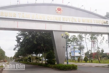Cổng chào vào Trung tâm hành chính huyện U Minh Thượng. (Ảnh: VĂN VŨ).