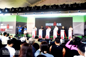 Ban tổ chức bấm nút khai mạc giải chạy BIM Group Ironman 70.3 Phú Quốc năm 2023.