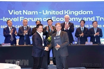 Chủ tịch Quốc hội Vương Đình Huệ chứng kiến lễ trao các thỏa thuận hợp tác giữa các doanh nghiệp, địa phương hai nước tại Diễn đàn cấp cao Việt Nam-Vương quốc Anh về Kinh tế và Thương mại (London, tháng 6/2022). (Ảnh: Doãn Tấn/TTXVN)