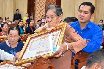 Thân nhân mẹ Việt Nam Anh hùng nhận danh hiệu vinh dự Nhà nước “Bà mẹ Việt Nam Anh hùng”.