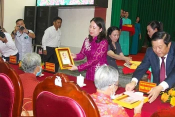 Phó Chủ tịch nước Võ Thị Ánh Xuân trao quà cho Mẹ Việt Nam Anh hùng tại buổi lễ, sáng 27/7. (Ảnh: BÁ DŨNG)