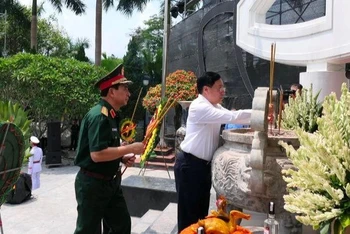 Đồng chí Phạm Bình Minh thắp hương tưởng nhớ các Anh hùng, liệt sĩ tại Nghĩa trang liệt sĩ Vị Xuyên.