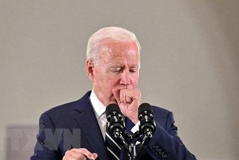Tổng thống Mỹ Joe Biden bị ho Khi ông đang được tuyên bố nhân chuyến thăm hỏi một khám đa khoa ở Jerusalem, ngày 15/7/2022. (Ảnh: AFP/TTXVN)