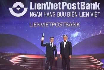 Phó Tổng Giám đốc Nguyễn Quý Chiến đại diện LienVietPostBank nhận giải thưởng.