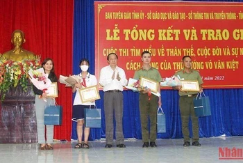 Phó Bí thư Thường trực Tỉnh ủy Vĩnh Long Nguyễn Thành Thế trao giải Nhất cho các thí sinh đoạt giải. (Ảnh: BÁ DŨNG)