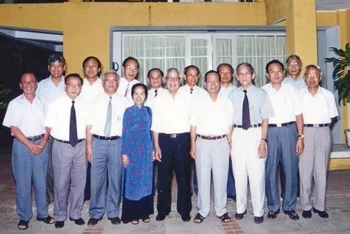 Thủ tướng Võ Văn Kiệt với nhóm thường trực Tổ chuyên gia tư vấn tại trụ sở 4 Bà Huyện Thanh Quan - Hà Nội, 1.1997. (Ảnh tư liệu của Trần Đức Nguyên/nguoidothi)